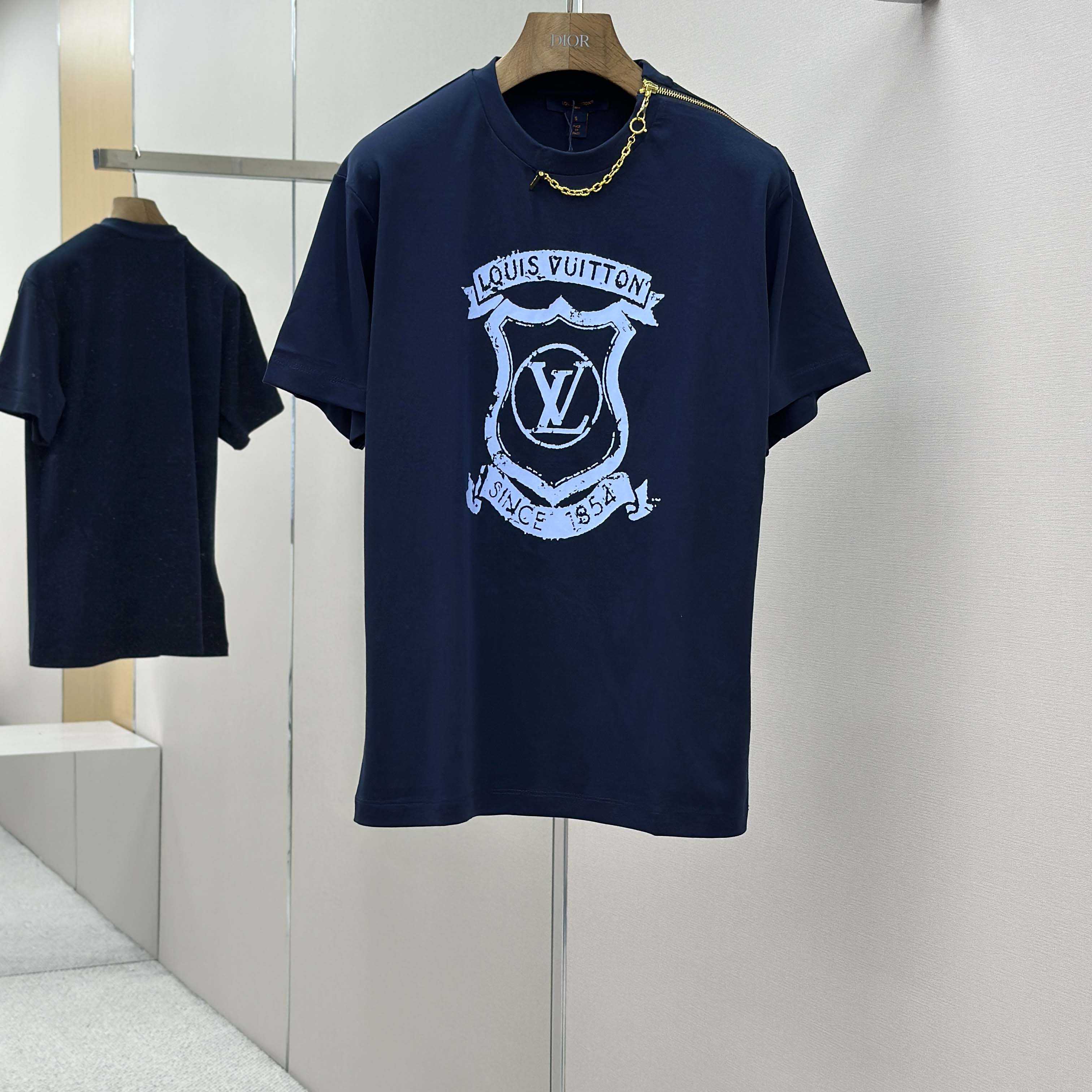 Louis Vuitton Signature Zipper Detail T-Shirt   1AI469 - DesignerGu