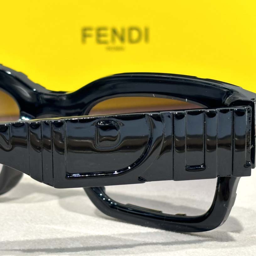 Fendi FE40104l  Sunglasses  - DesignerGu