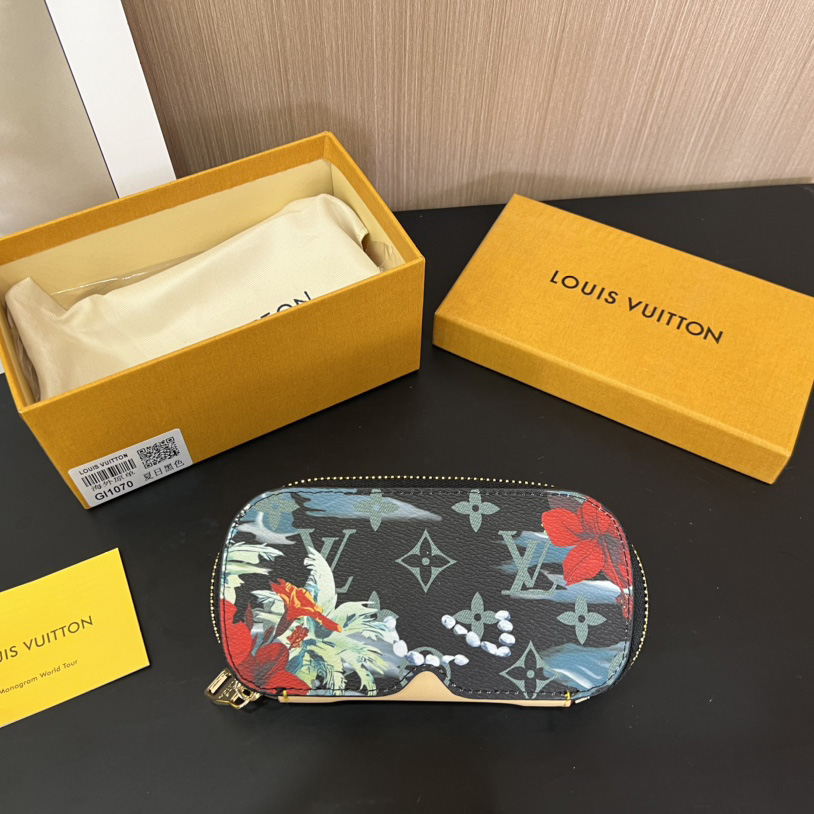 Louis Vuitton Sunglasses Pouch - DesignerGu