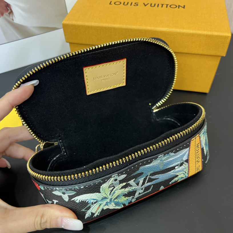 Louis Vuitton Sunglasses Pouch - DesignerGu