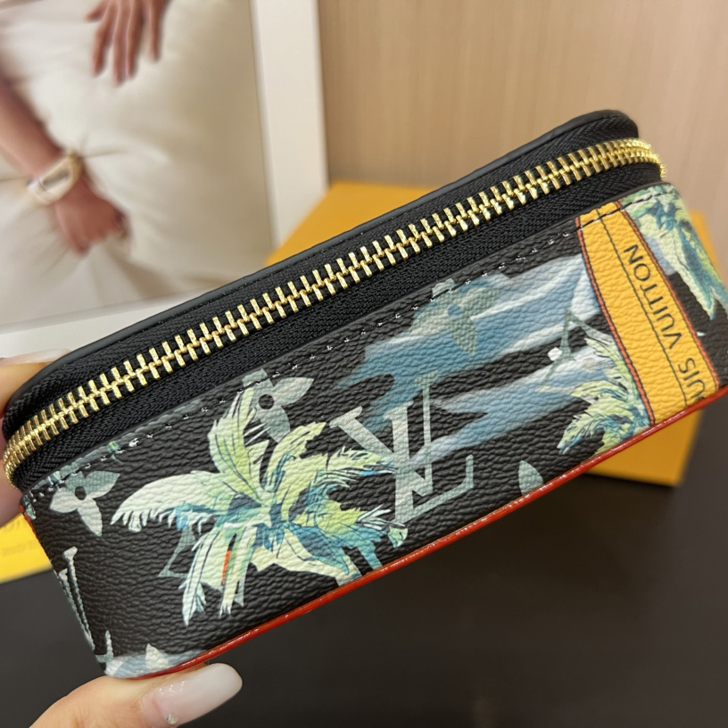 Louis Vuitton Sunglasses Pouch - DesignerGu