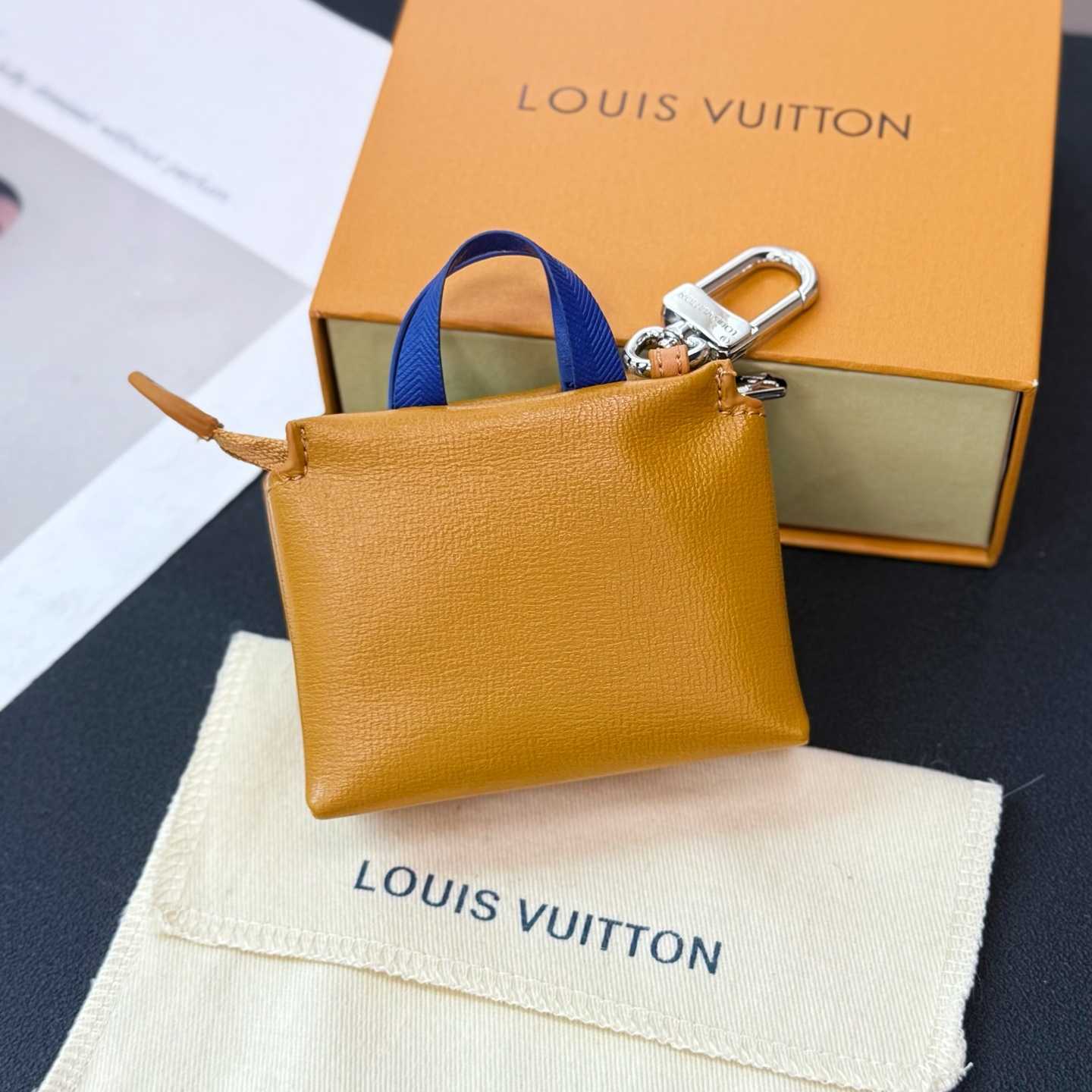 Louis Vuitton LV Mini Shopper Bag Charm   M02699 - DesignerGu