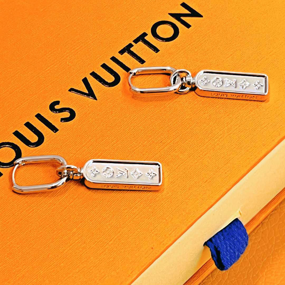 Louis Vuitton Les Gastons Vuitton Tag Single Hoop, White Gold   Q06946 - DesignerGu