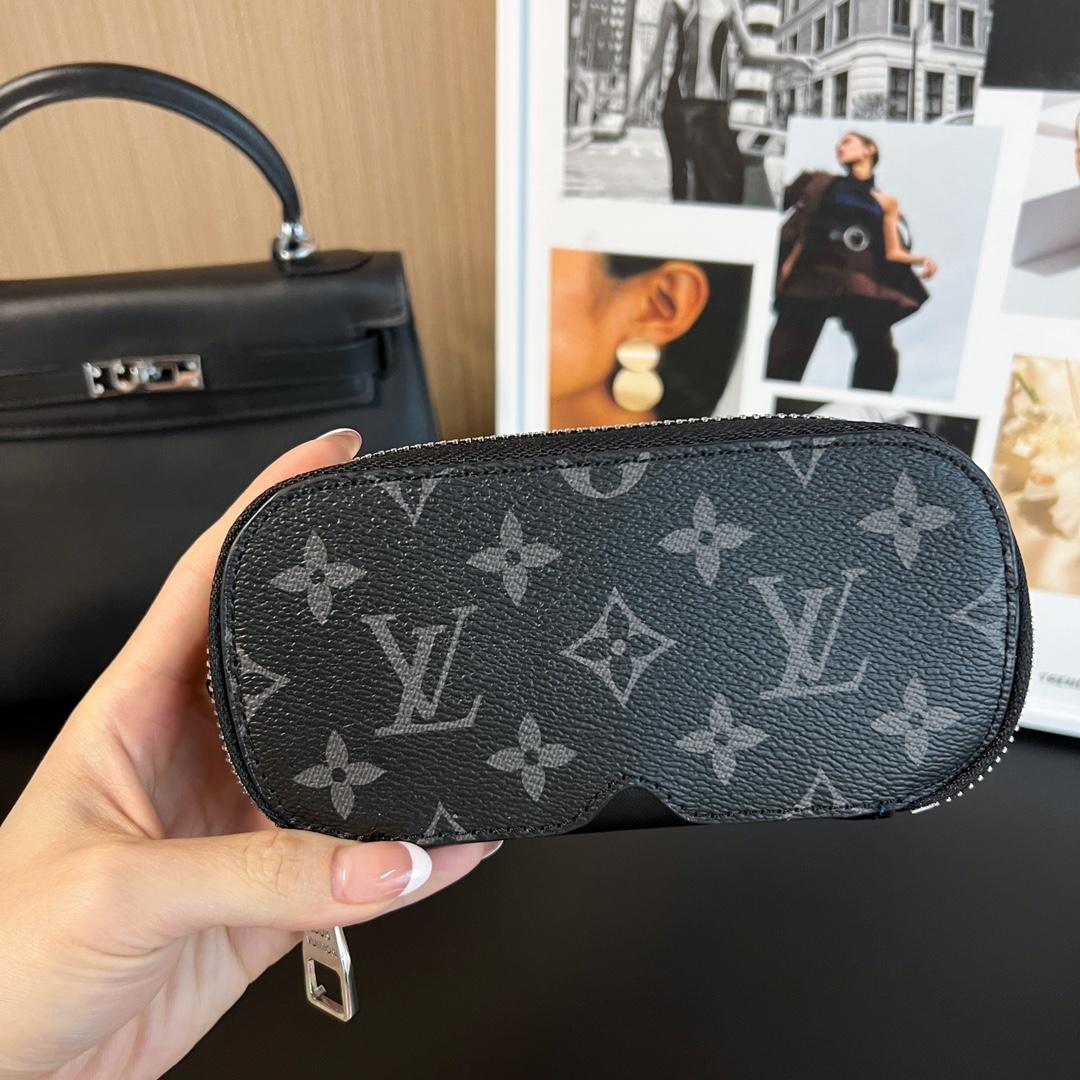 Louis Vuitton Sunglasses Pouch - DesignerGu