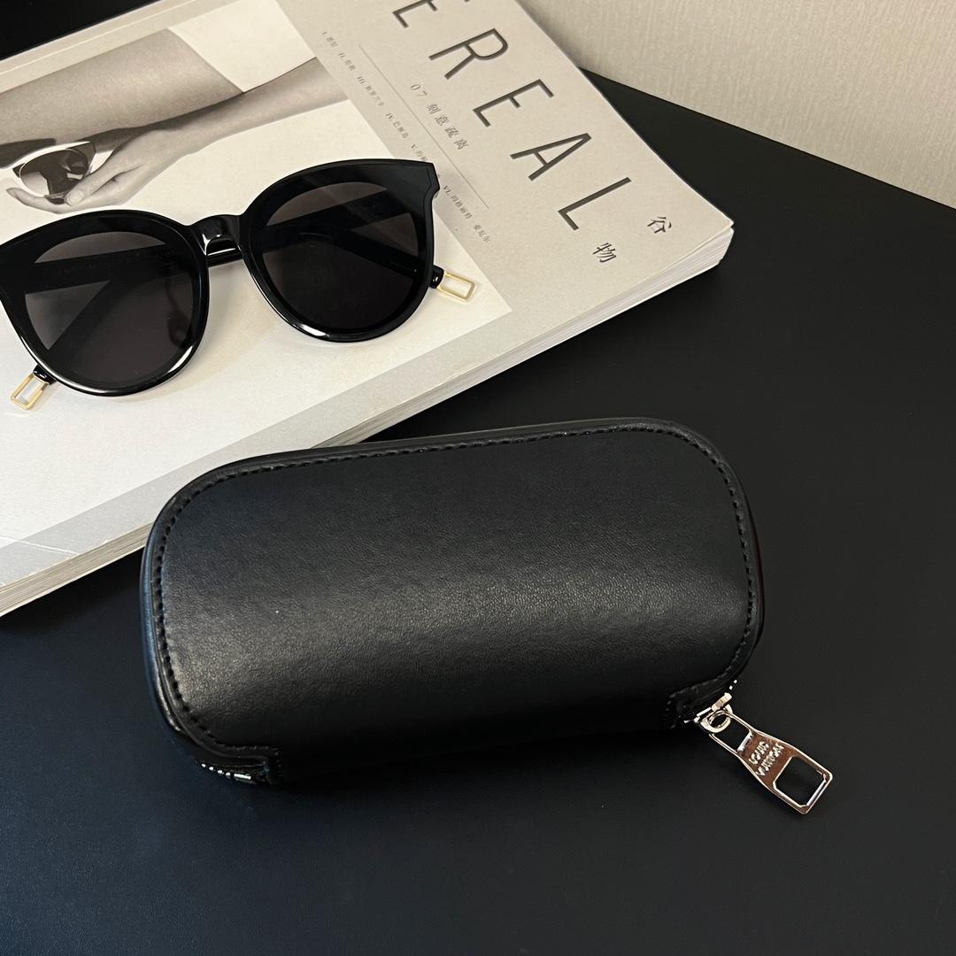Louis Vuitton Sunglasses Pouch - DesignerGu