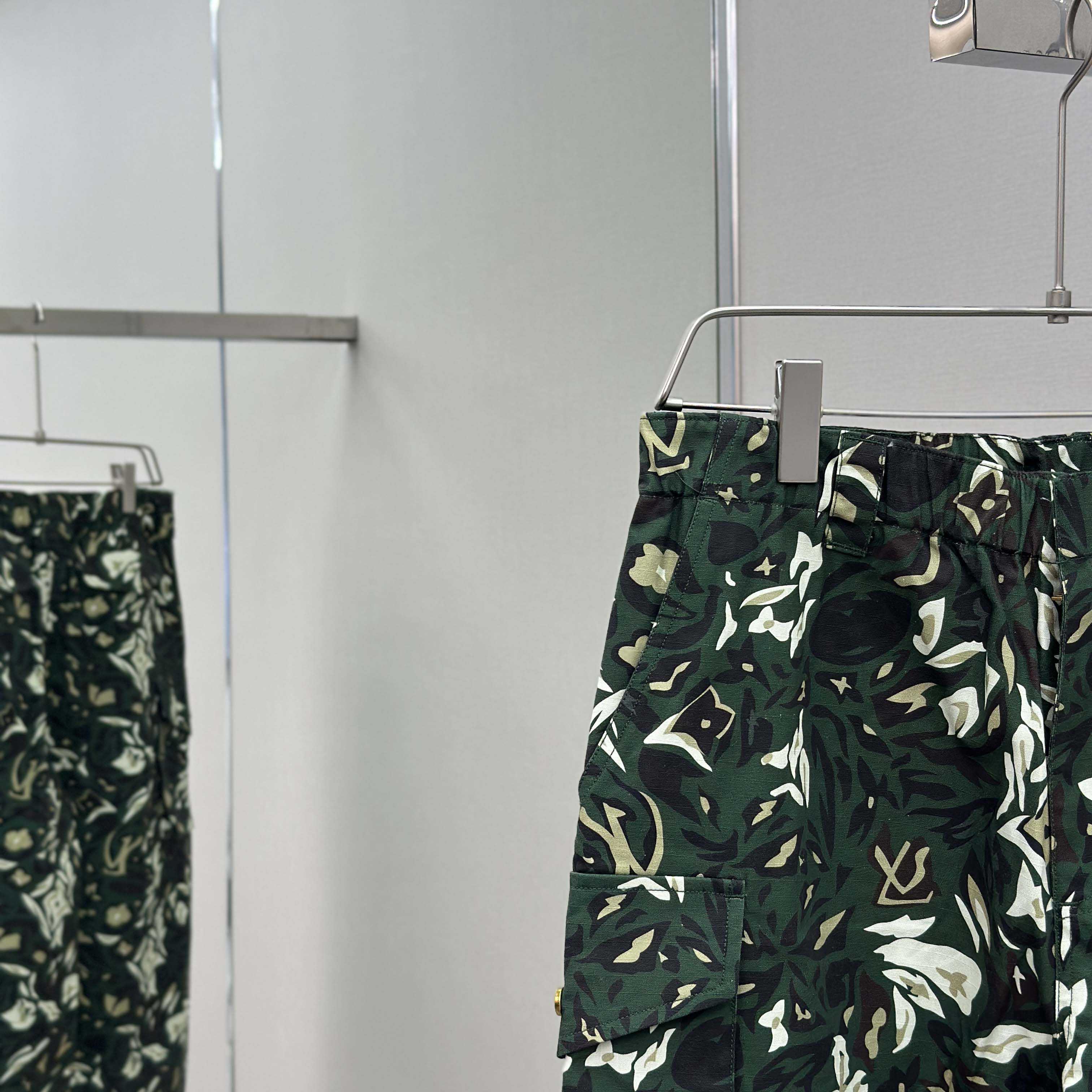 Louis Vuitton Multi Pocket Cargo Pants   1AIMEP - DesignerGu