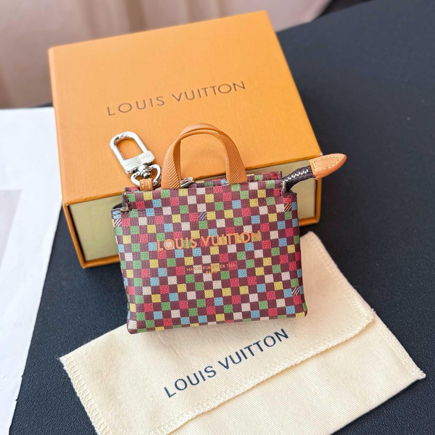 Louis Vuitton LV Mini Shopper Bag Charm    - DesignerGu