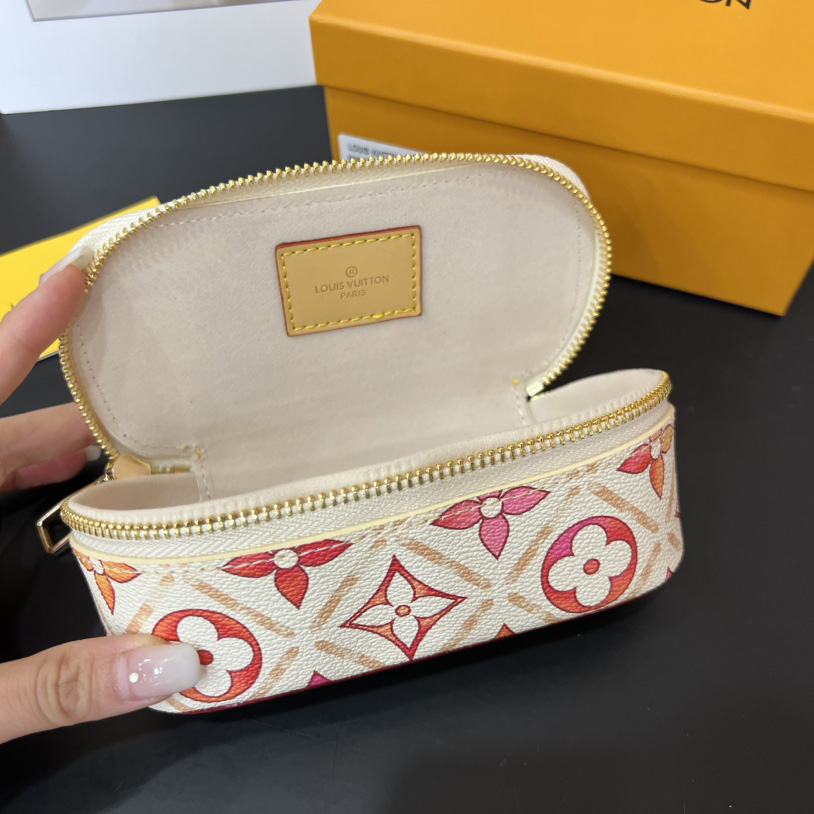 Louis Vuitton Sunglasses Pouch - DesignerGu