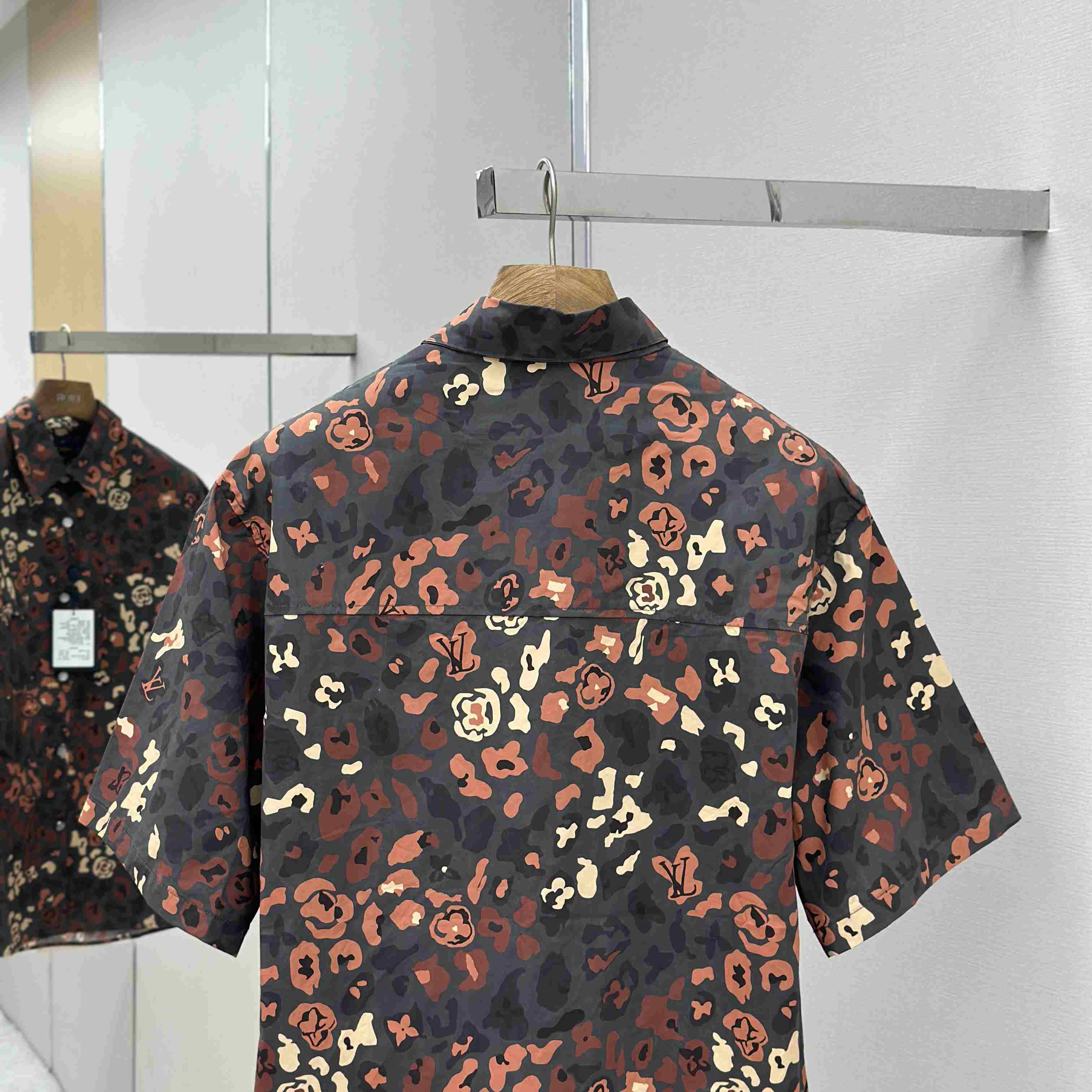 Louis Vuitton Printed Short-Sleeved Workwear Shirt   1AIMGT - DesignerGu