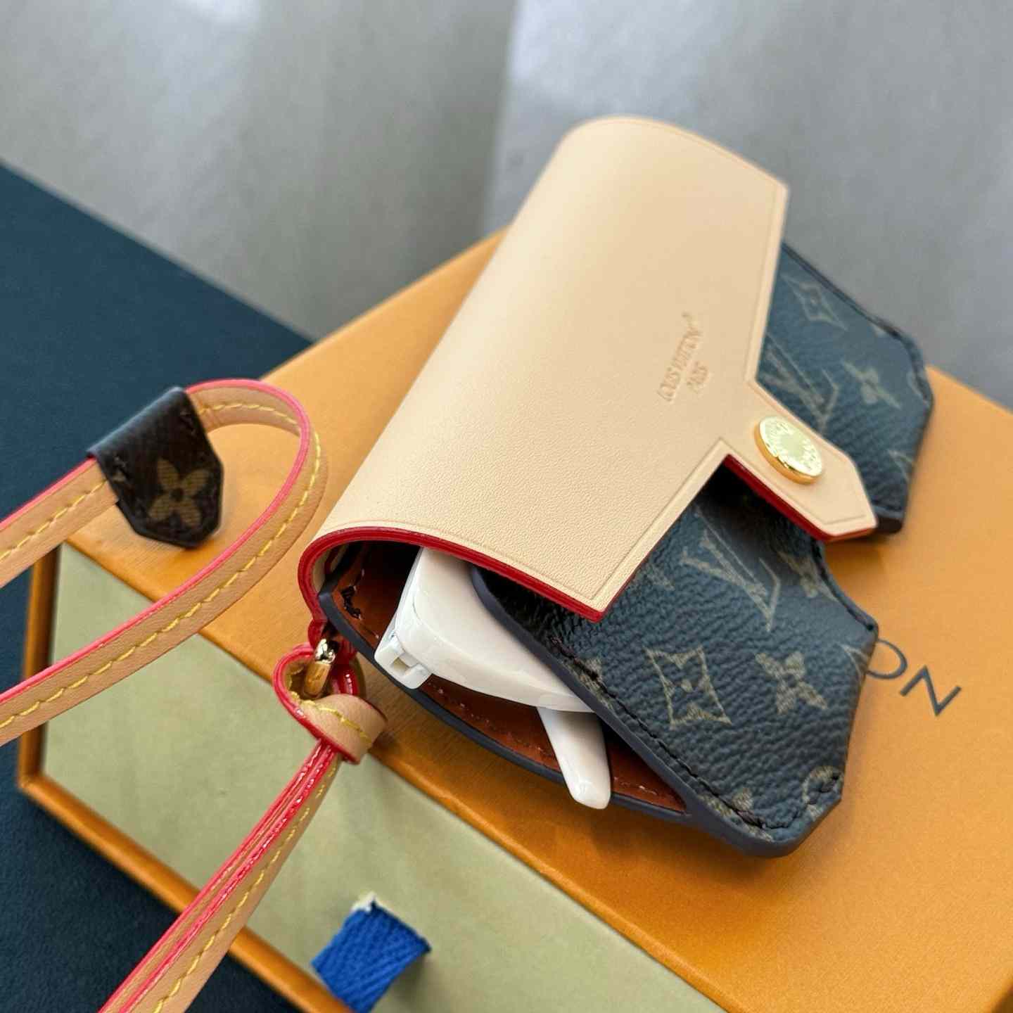 Louis Vuitton LV Glasses Holder   M02701 - DesignerGu