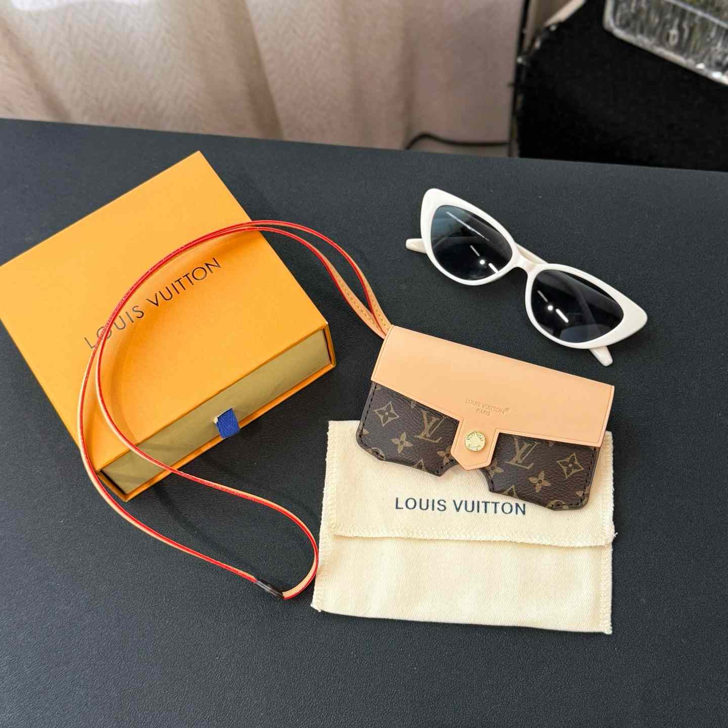 Louis Vuitton LV Glasses Holder   M02701 - DesignerGu