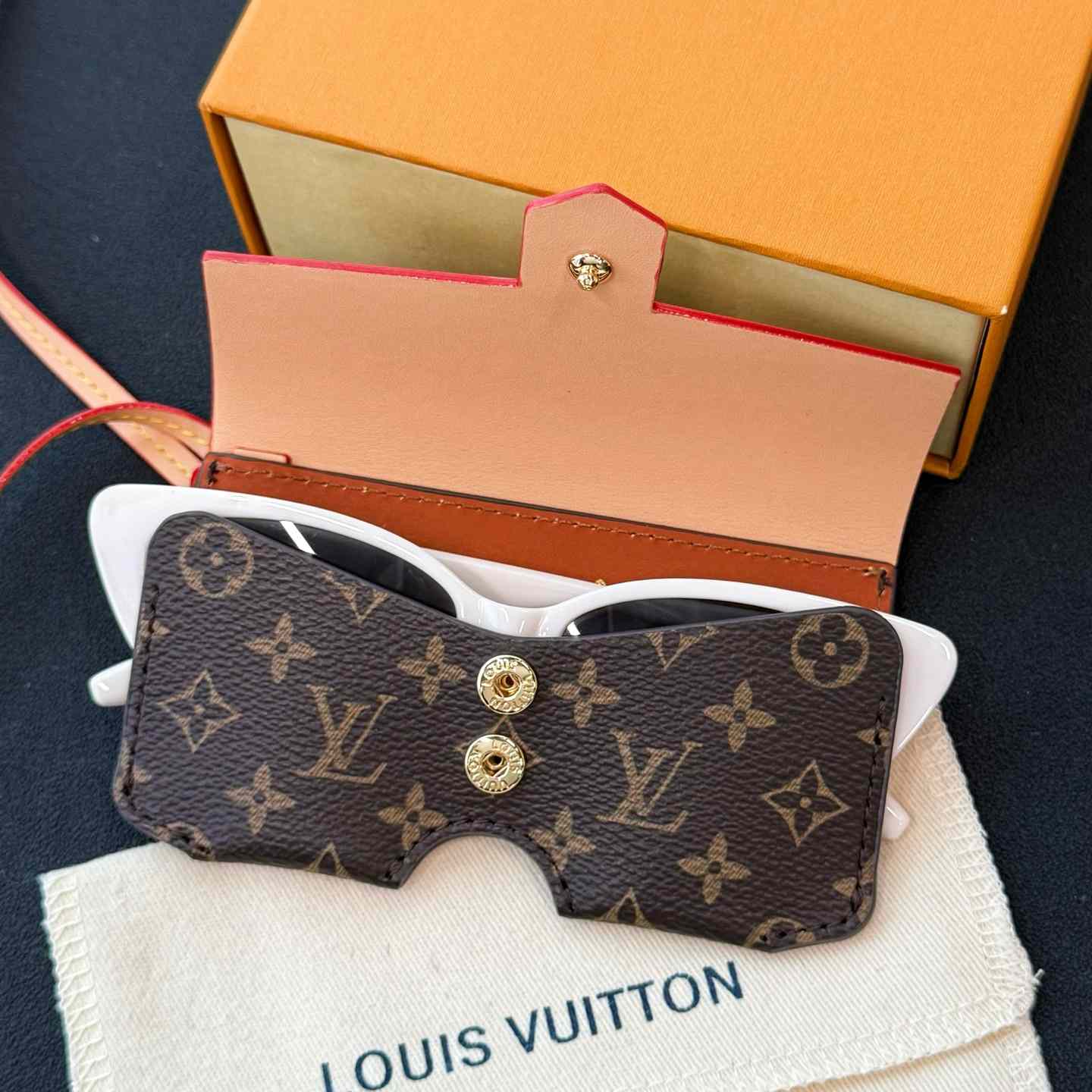 Louis Vuitton LV Glasses Holder   M02701 - DesignerGu