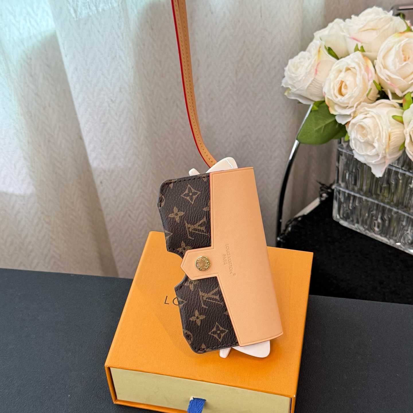 Louis Vuitton LV Glasses Holder   M02701 - DesignerGu