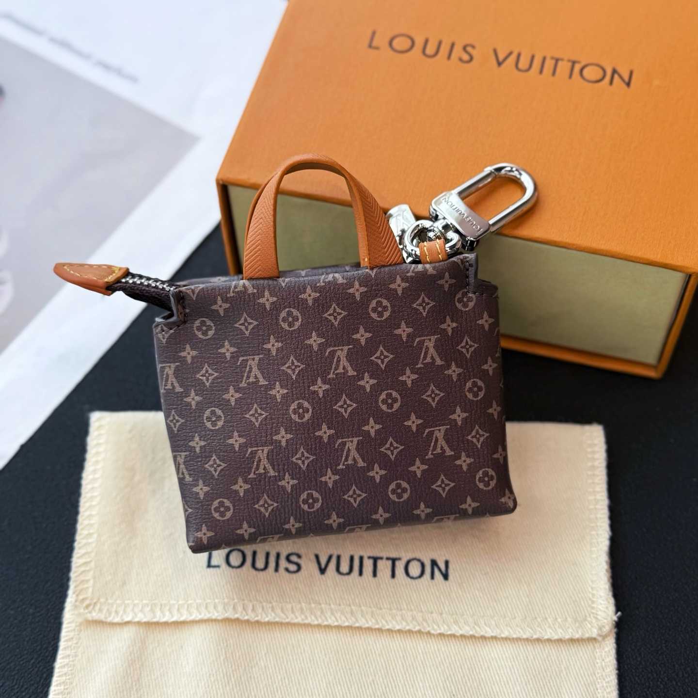Louis Vuitton LV Mini Shopper Bag Charm    - DesignerGu