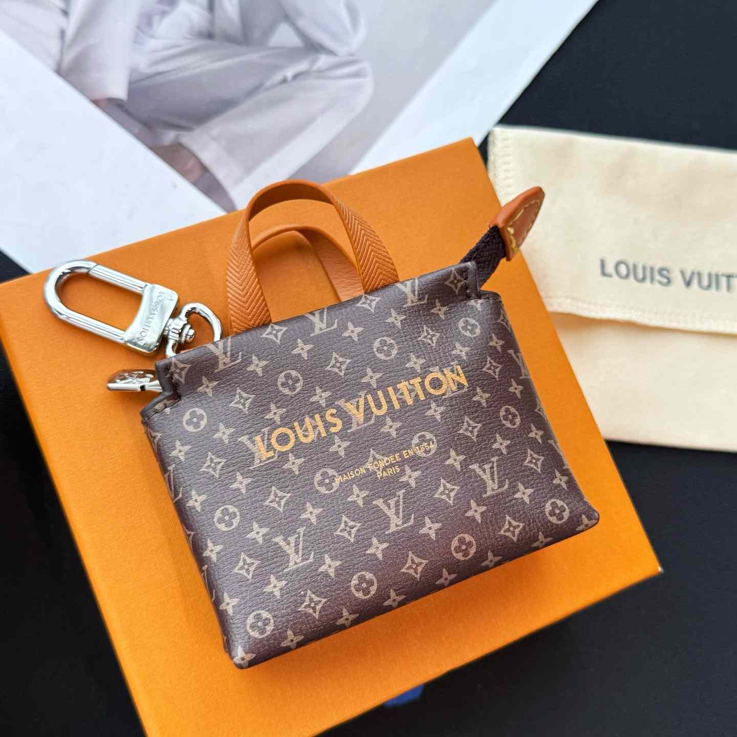 Louis Vuitton LV Mini Shopper Bag Charm    - DesignerGu