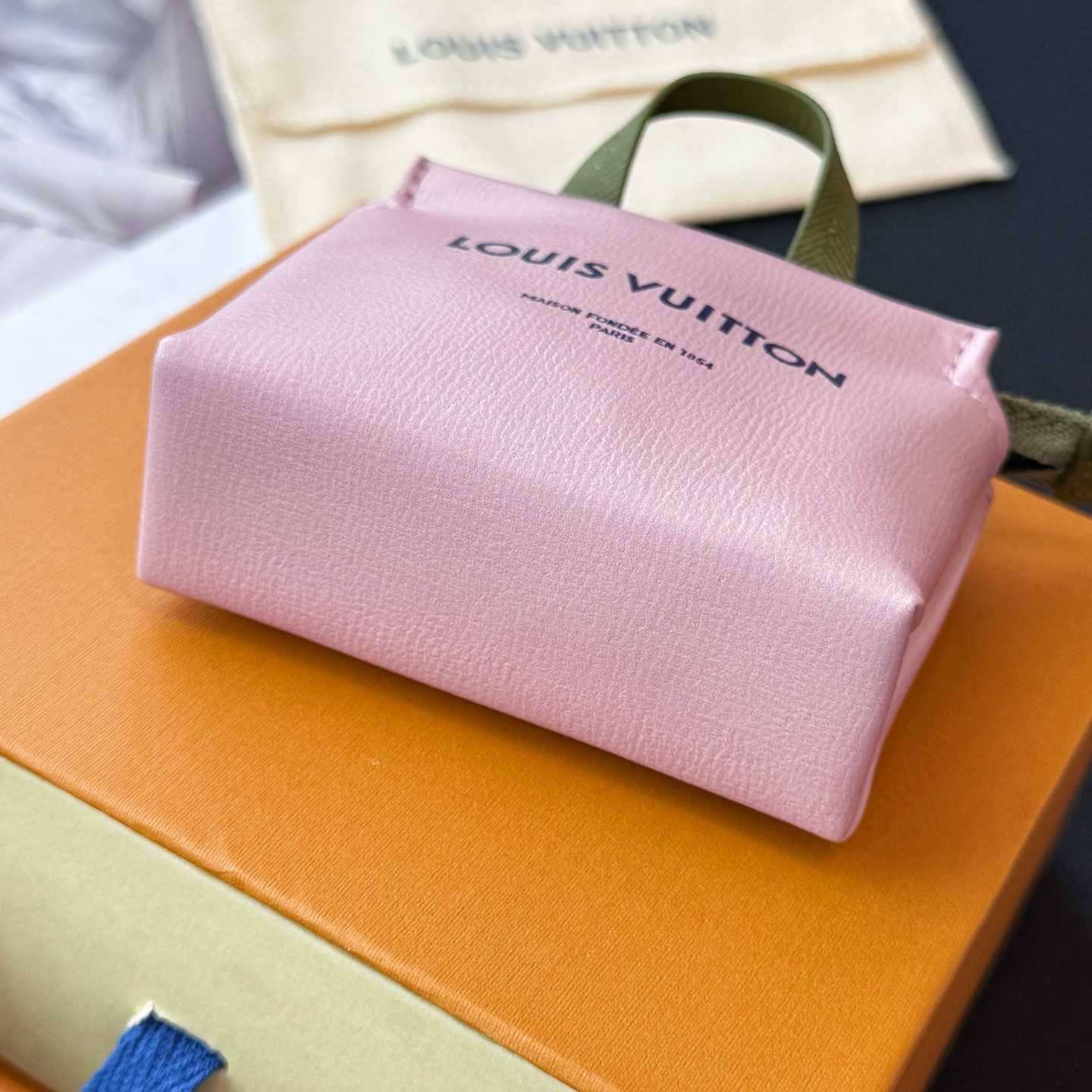 Louis Vuitton LV Mini Shopper Bag Charm   M03136 - DesignerGu