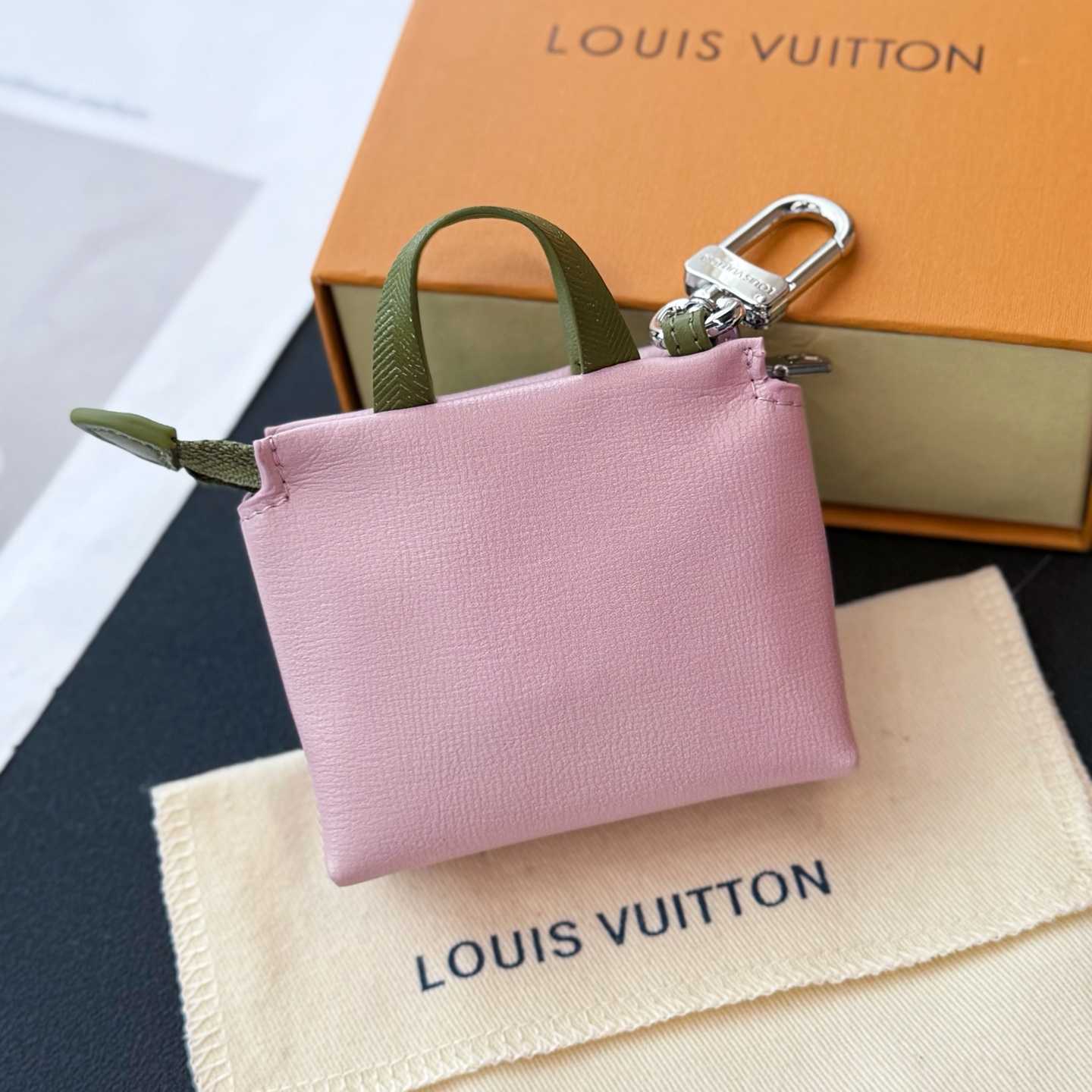 Louis Vuitton LV Mini Shopper Bag Charm   M03136 - DesignerGu