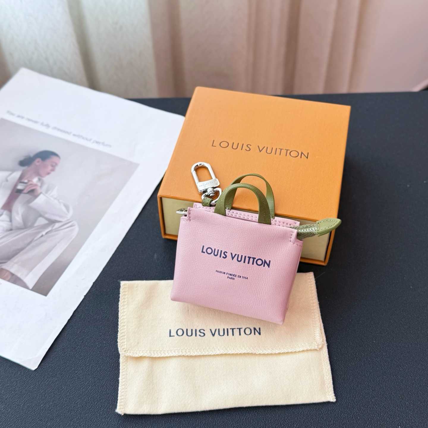 Louis Vuitton LV Mini Shopper Bag Charm   M03136 - DesignerGu