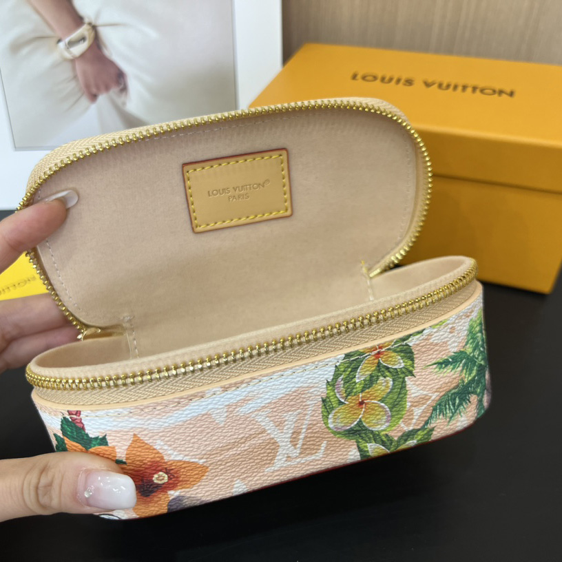 Louis Vuitton Sunglasses Pouch - DesignerGu