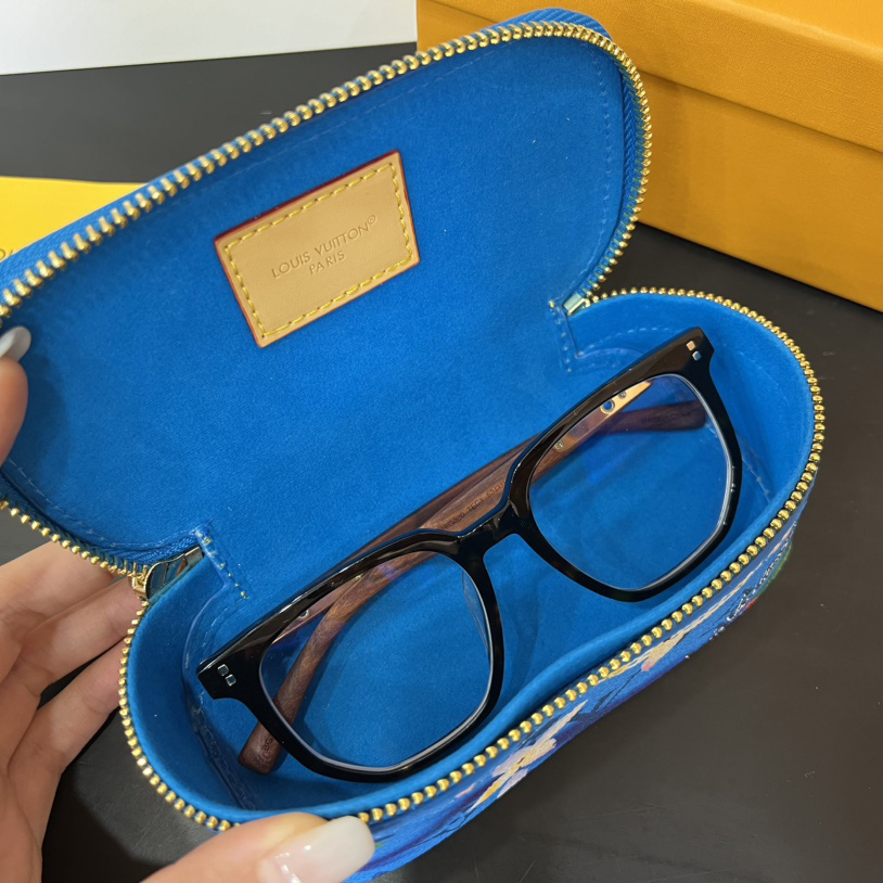 Louis Vuitton Sunglasses Pouch - DesignerGu