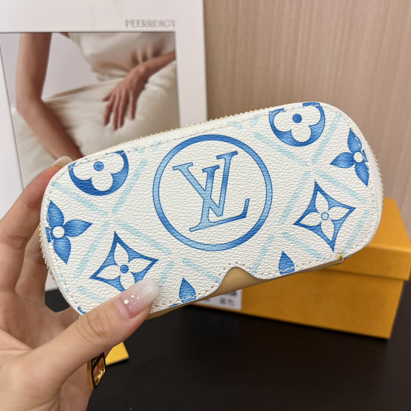 Louis Vuitton Sunglasses Pouch - DesignerGu