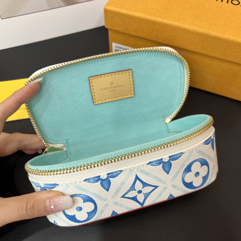 Louis Vuitton Sunglasses Pouch - DesignerGu