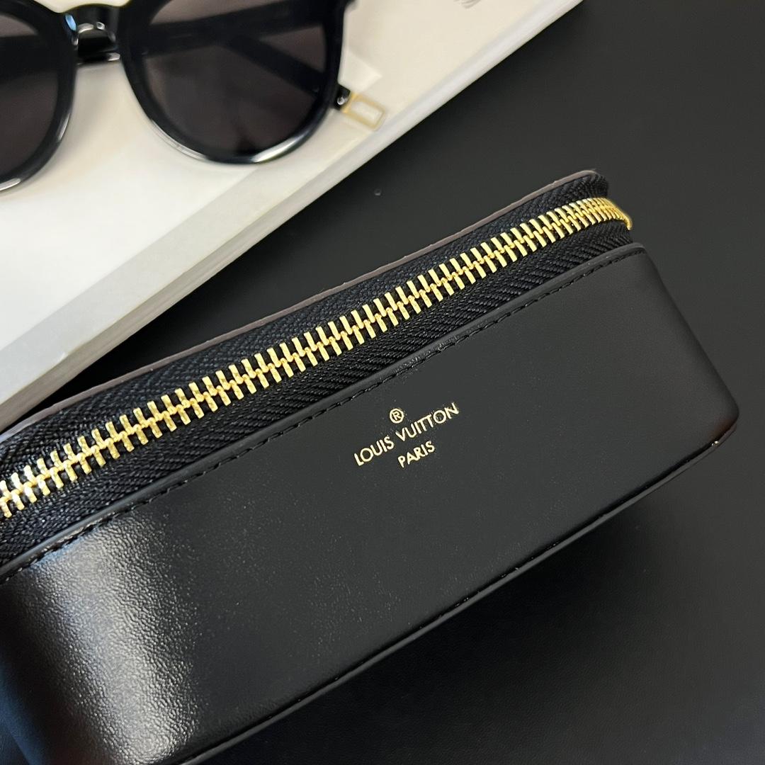 Louis Vuitton Sunglasses Pouch - DesignerGu