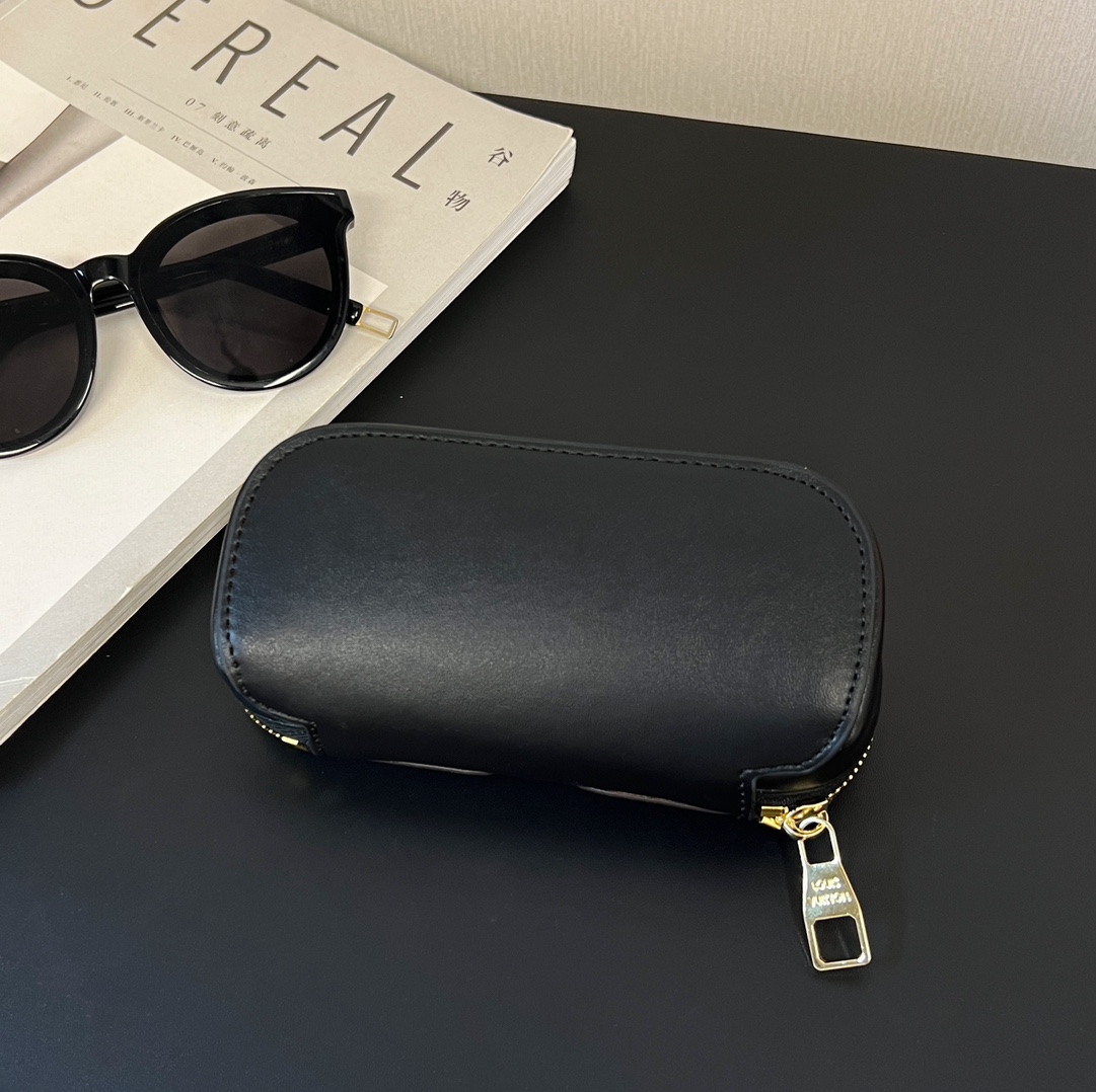 Louis Vuitton Sunglasses Pouch - DesignerGu