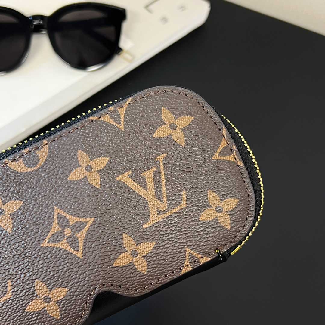 Louis Vuitton Sunglasses Pouch - DesignerGu