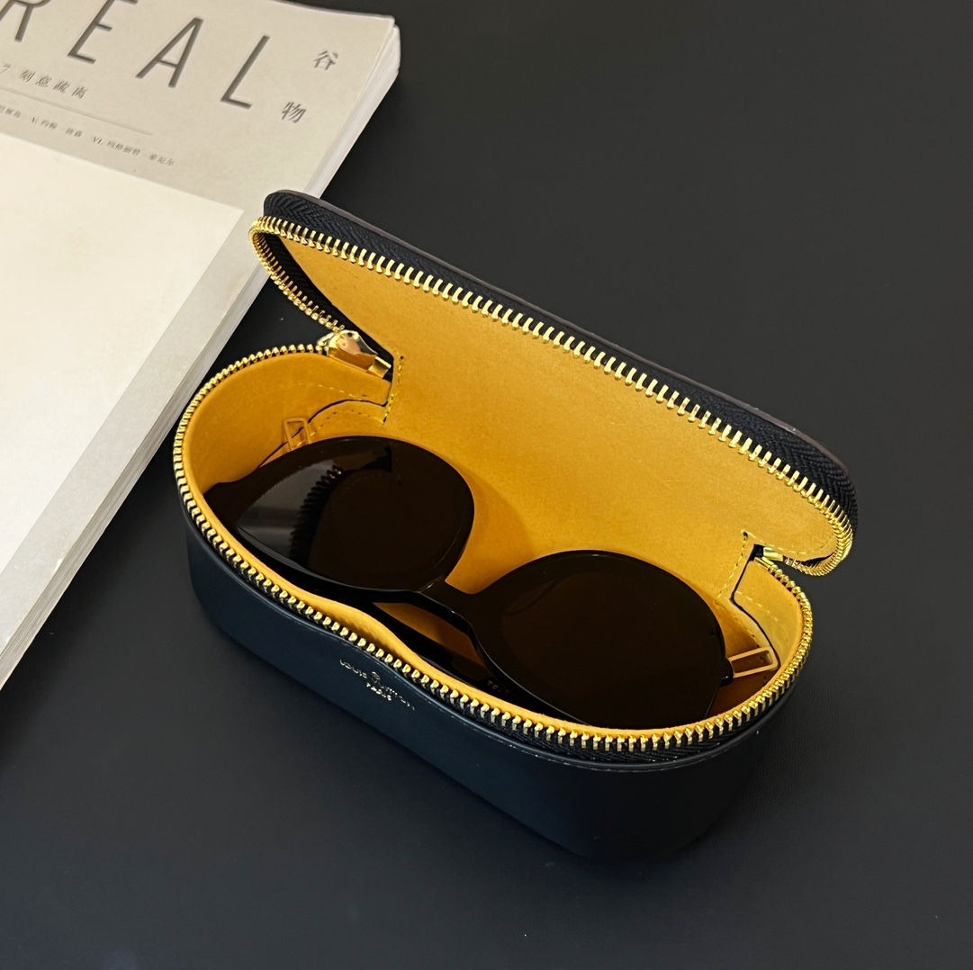 Louis Vuitton Sunglasses Pouch - DesignerGu