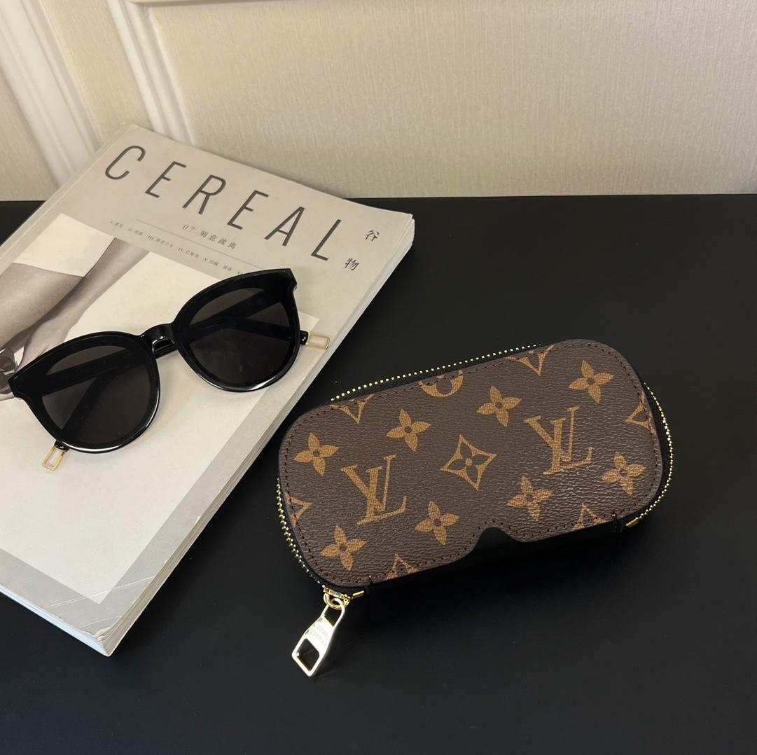 Louis Vuitton Sunglasses Pouch - DesignerGu
