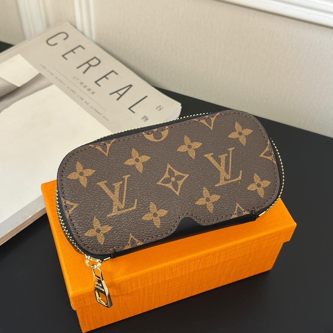 Louis Vuitton Sunglasses Pouch - DesignerGu