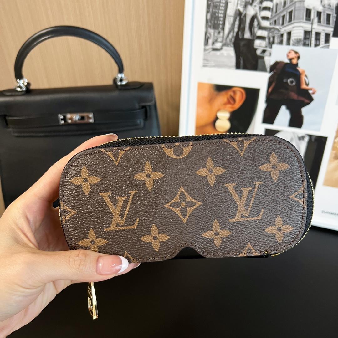 Louis Vuitton Sunglasses Pouch - DesignerGu