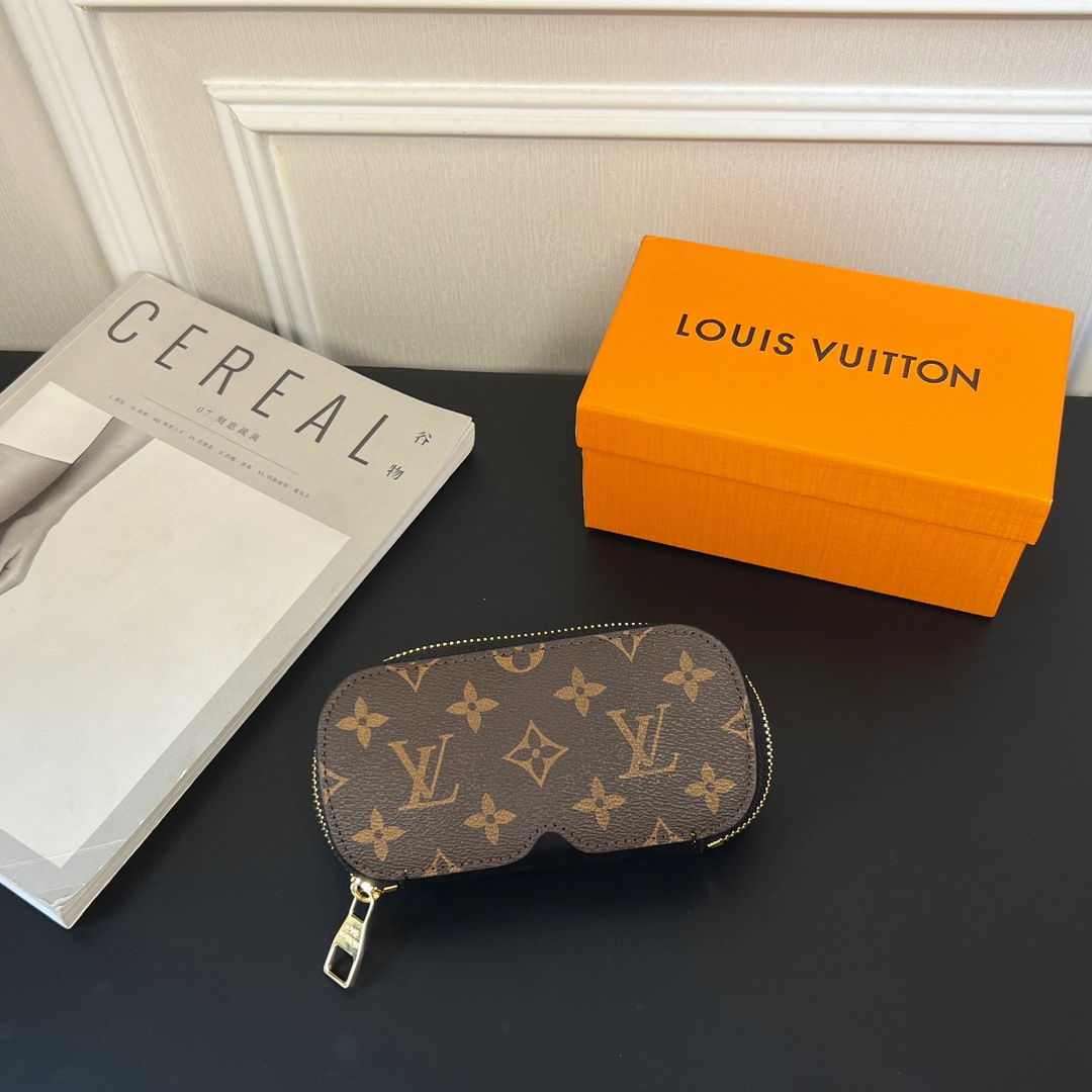 Louis Vuitton Sunglasses Pouch - DesignerGu