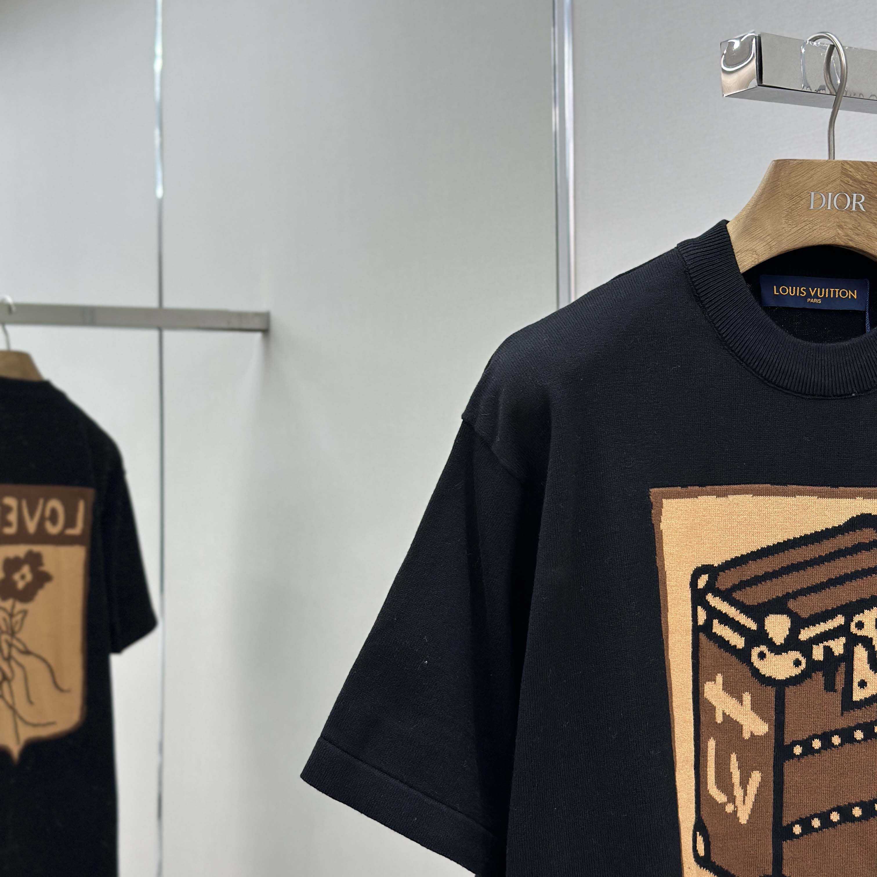 Louis Vuitton Graphic Short-Sleeved Crewneck    1AGHU3 - DesignerGu