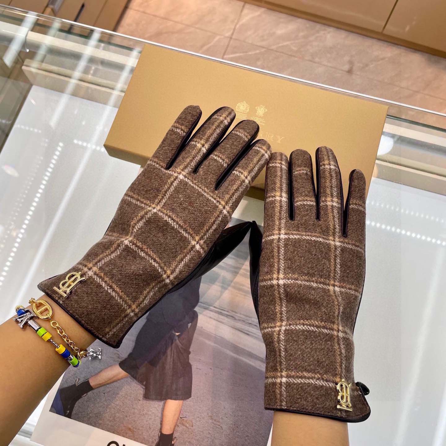 Burberry Gloves  - DesignerGu