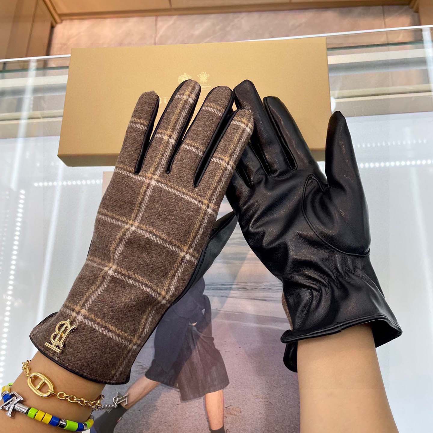 Burberry Gloves  - DesignerGu