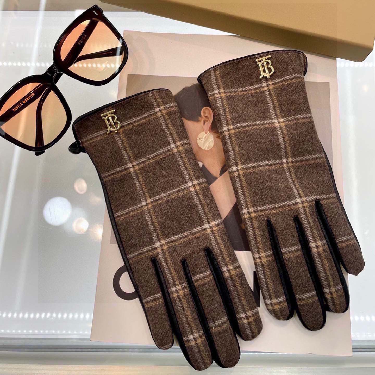 Burberry Gloves  - DesignerGu