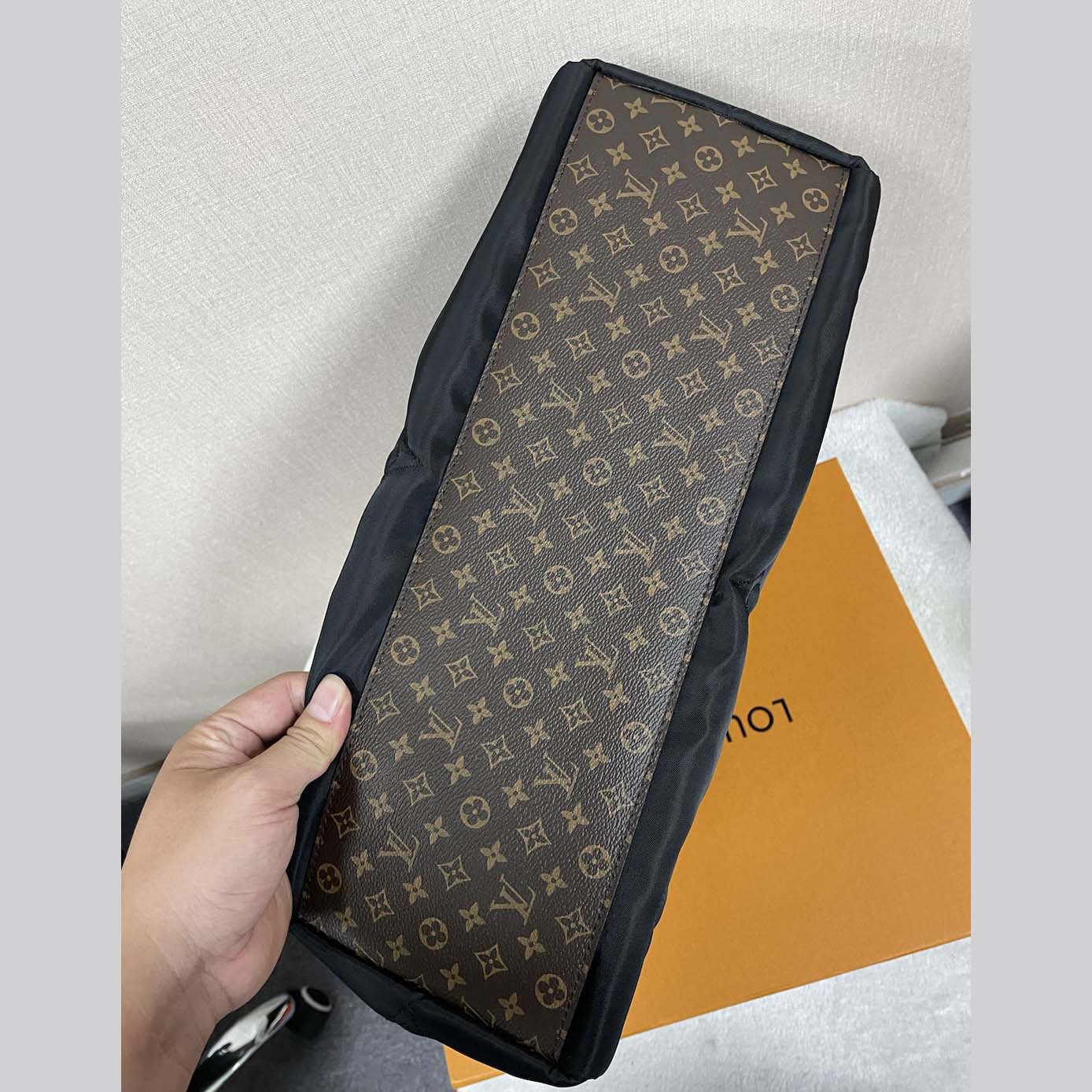 Louis Vuitton Monogram Giant Pillow OnTheGo MM   （41 x 34 x 19cm） - DesignerGu