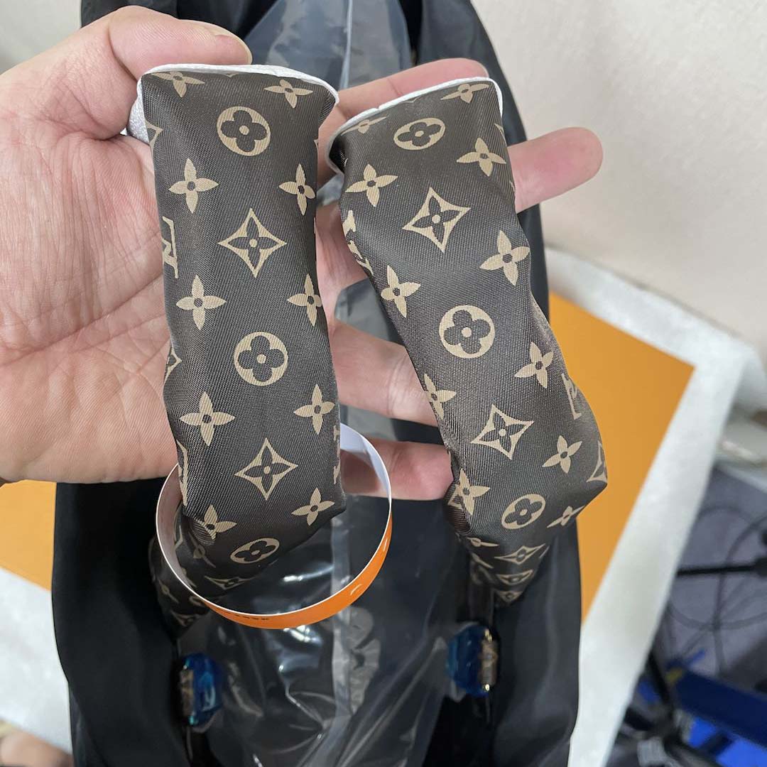 Louis Vuitton Monogram Giant Pillow OnTheGo MM   （41 x 34 x 19cm） - DesignerGu