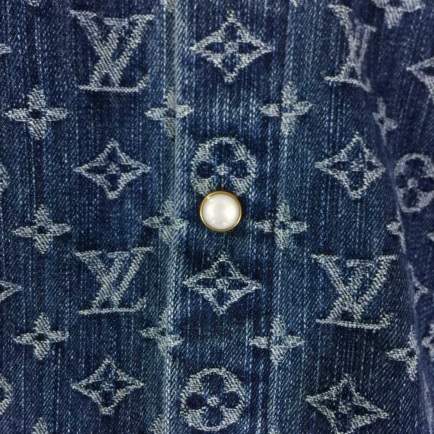Louis Vuitton Monogram Denim Shirt   1AI195 - DesignerGu