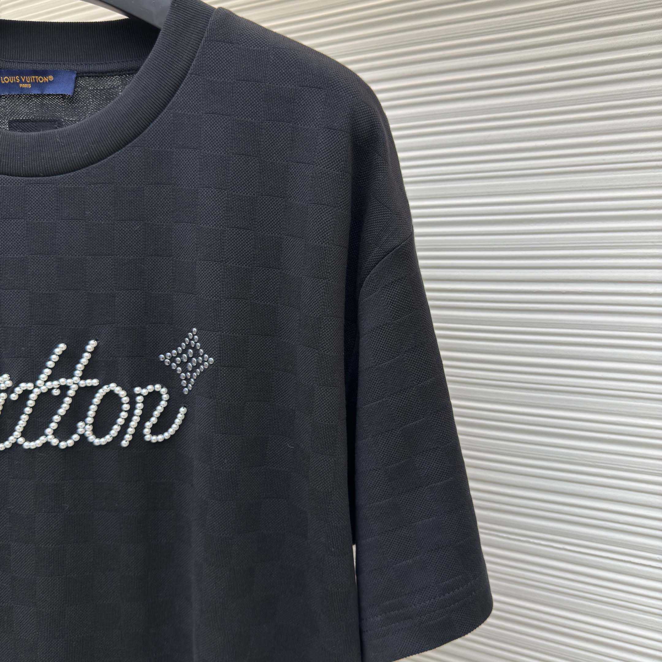 Louis Vuitton Signature Embellished T-Shirt   1AIMLZ - DesignerGu