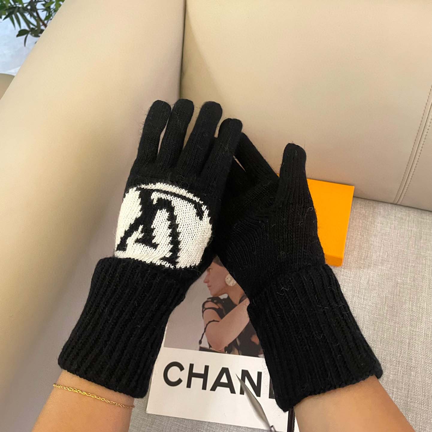 Louis Vuitton LV Medallion Gloves - DesignerGu
