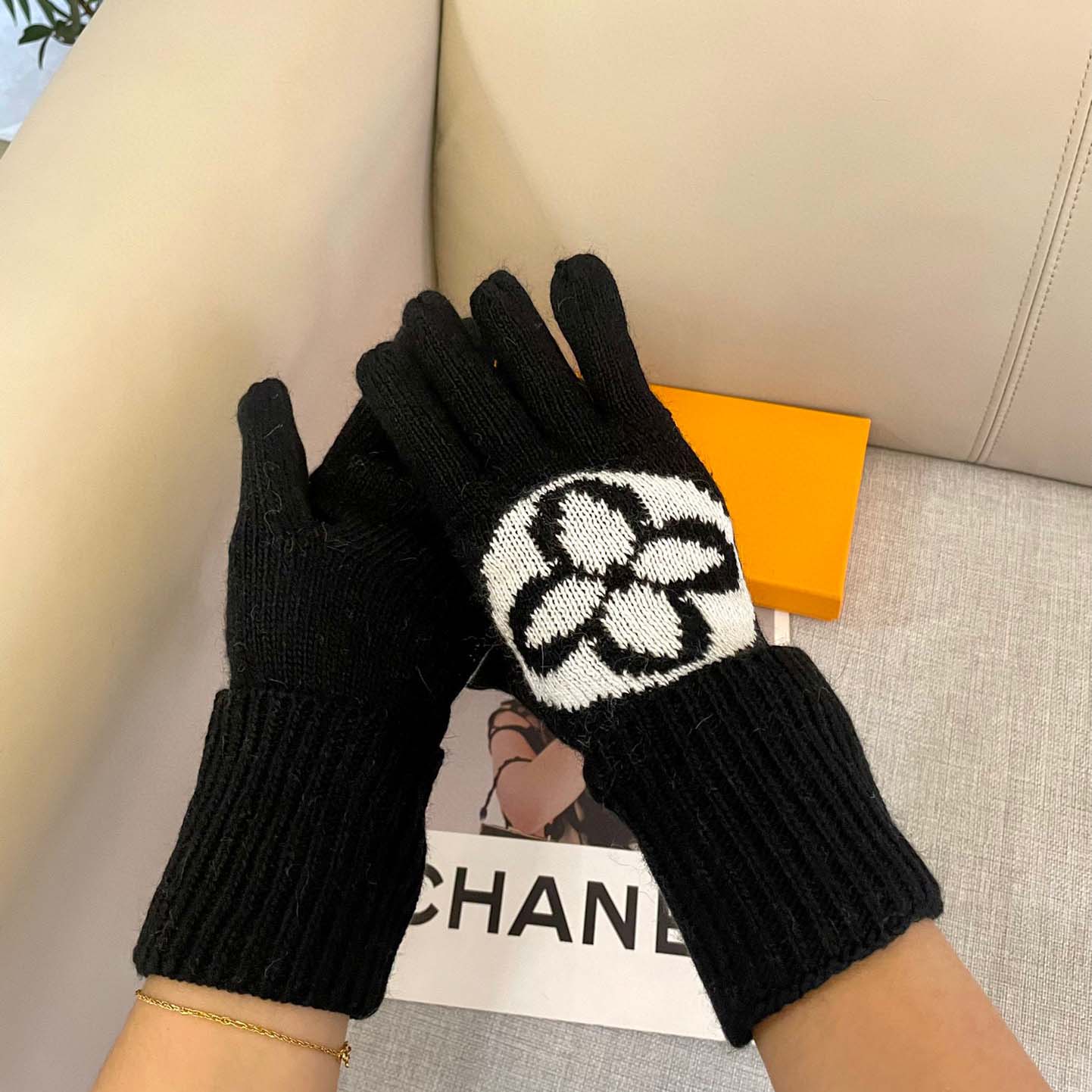 Louis Vuitton LV Medallion Gloves - DesignerGu