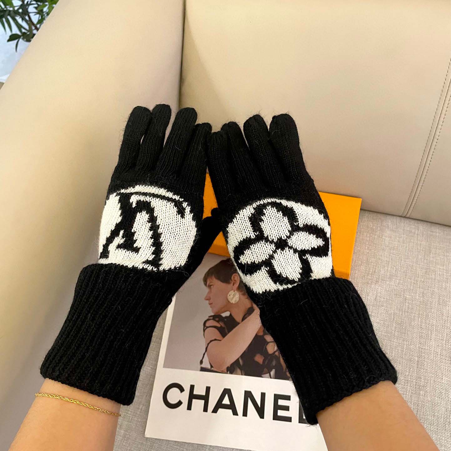 Louis Vuitton LV Medallion Gloves - DesignerGu