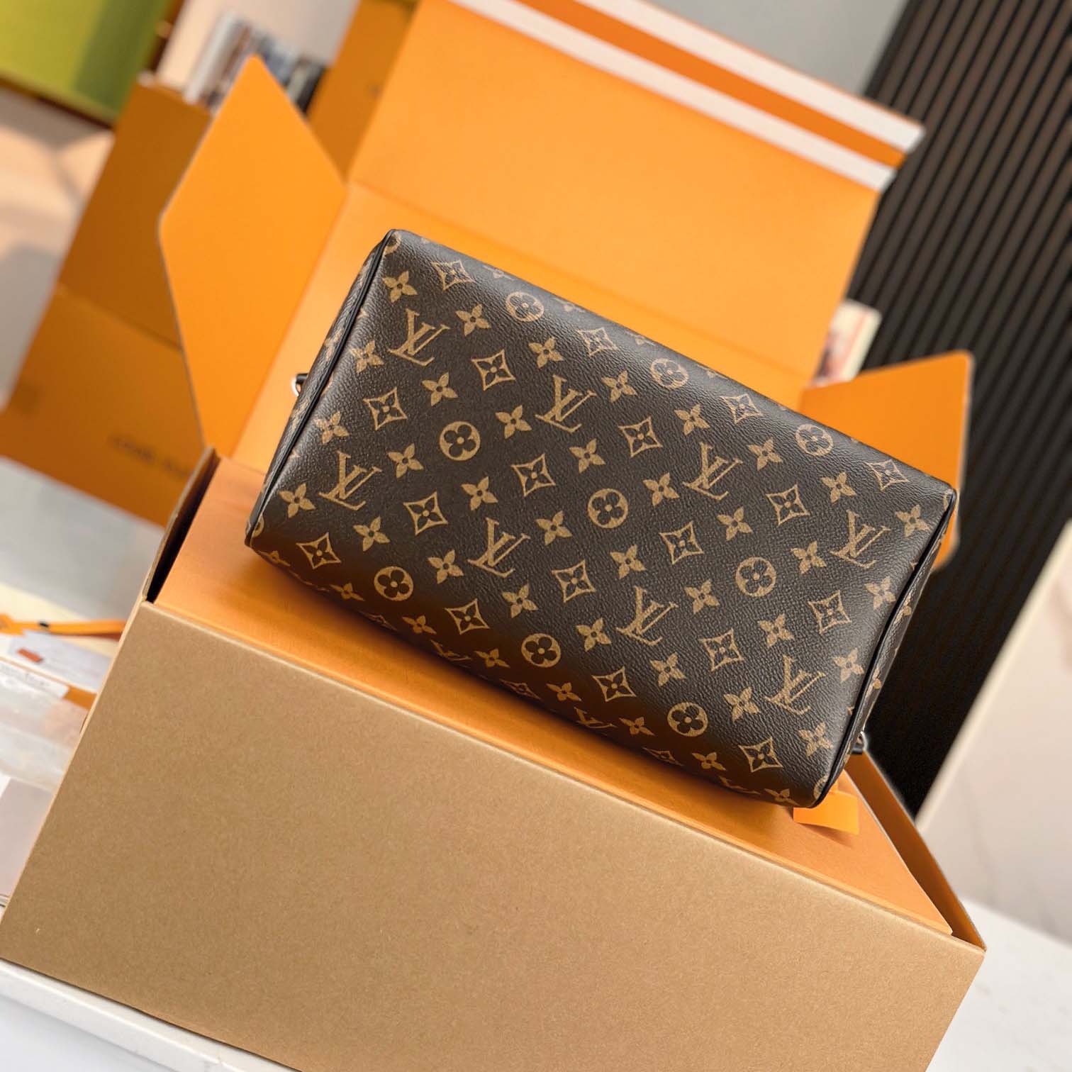 Louis Vuitton Speedy Soft 30 Dark   M12243 - DesignerGu