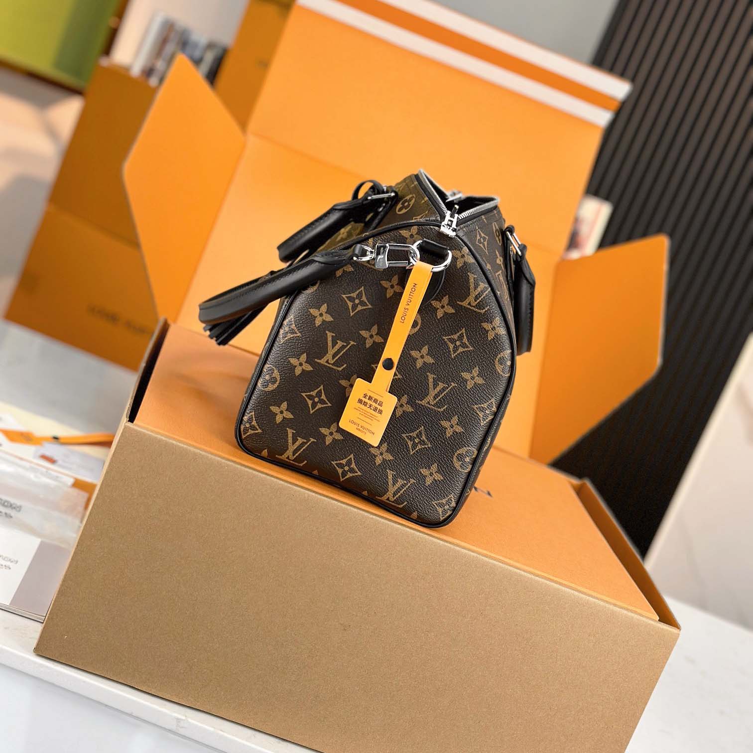 Louis Vuitton Speedy Soft 30 Dark   M12243 - DesignerGu