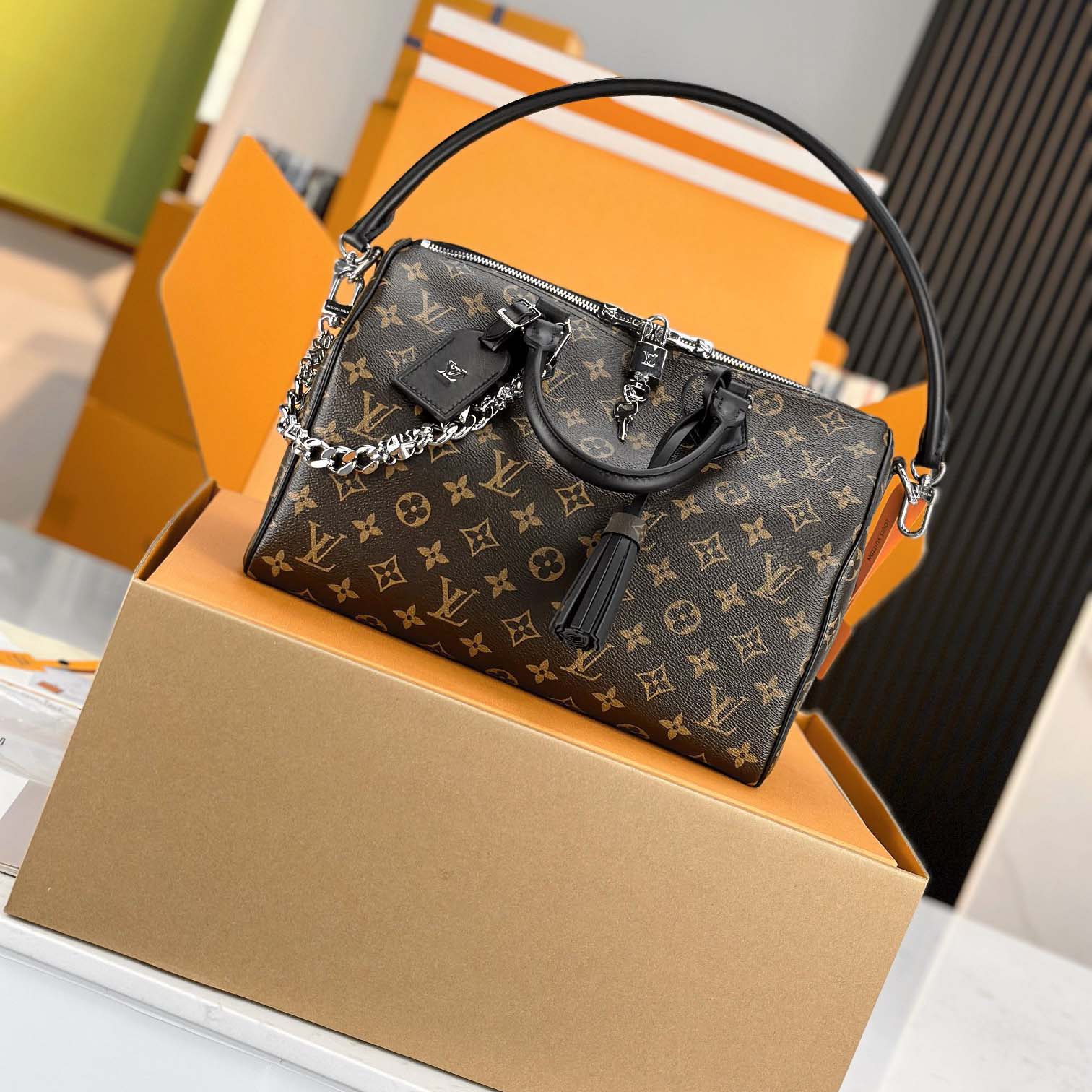 Louis Vuitton Speedy Soft 30 Dark   M12243 - DesignerGu
