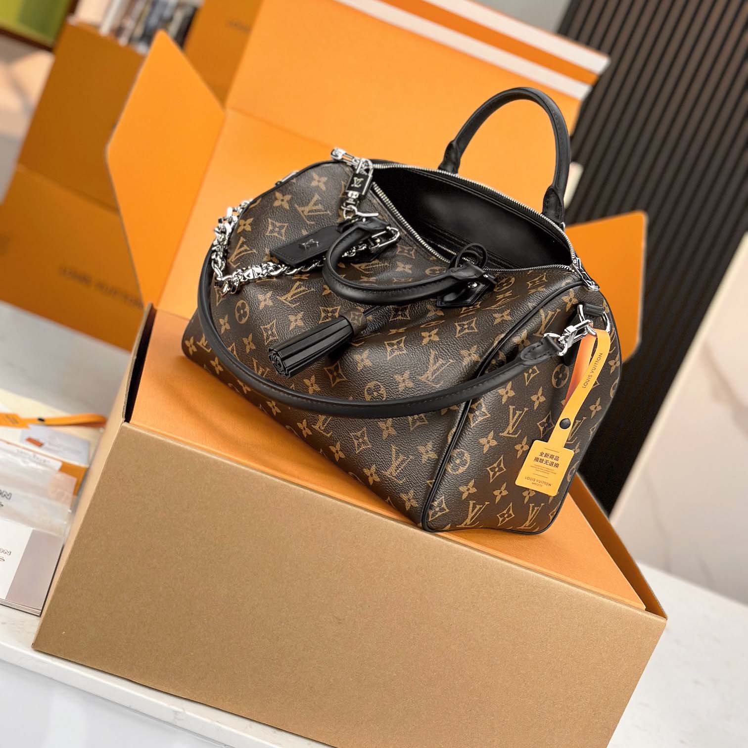 Louis Vuitton Speedy Soft 30 Dark   M12243 - DesignerGu