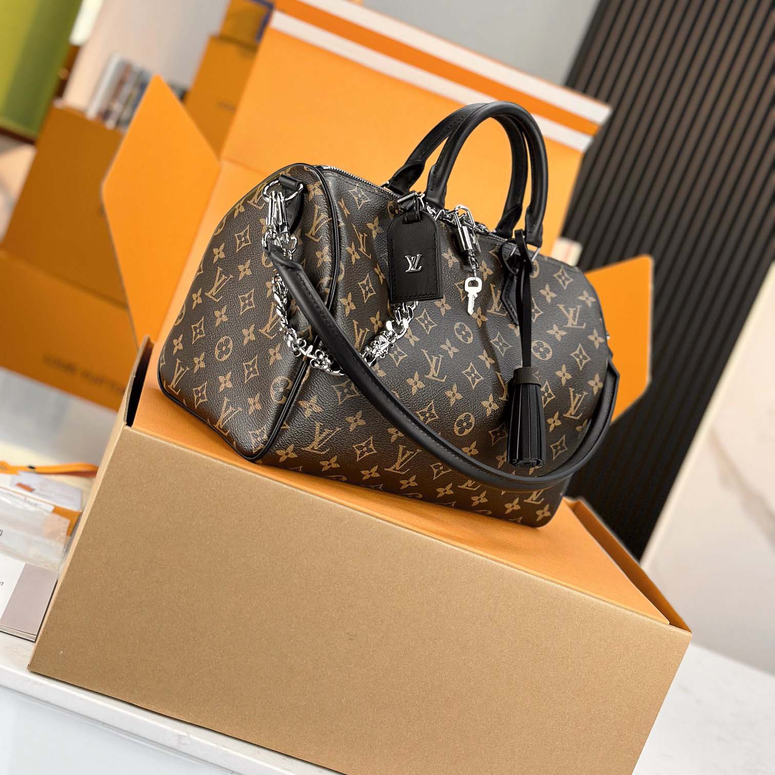 Louis Vuitton Speedy Soft 30 Dark   M12243 - DesignerGu